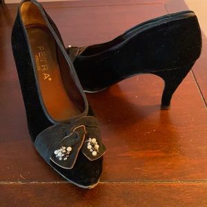 Petra Firenze Black velvet pump. Sz 6 flat toe bow w black/white pearls. GUC